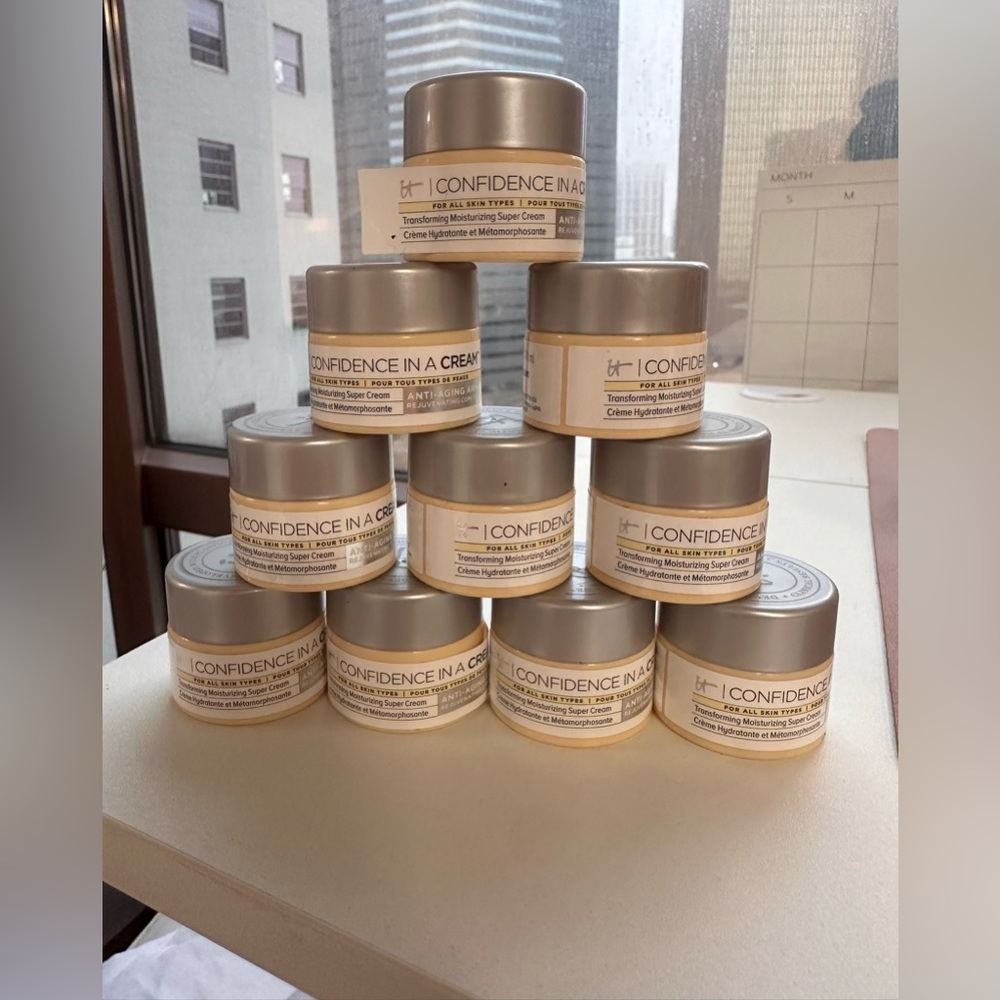It cosmetics “confidence in a cream” bundl
Bundle of 10
10 X 0.23 oz 
Never used